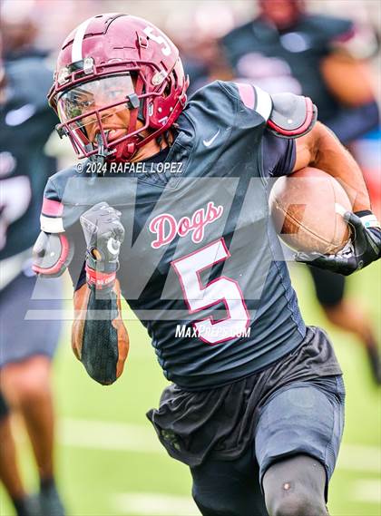 Thumbnail 1 in Memorial vs. Heights (UIL 6A D2 Football Bi-District) photogallery.