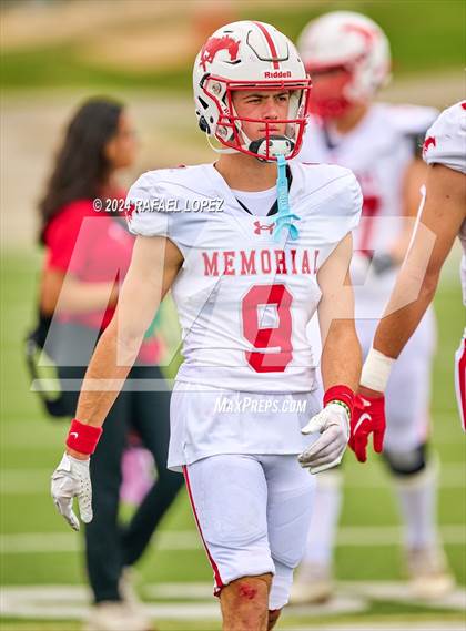 Thumbnail 3 in Memorial vs. Heights (UIL 6A D2 Football Bi-District) photogallery.