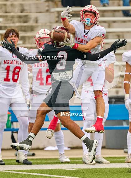 Thumbnail 1 in Memorial vs. Heights (UIL 6A D2 Football Bi-District) photogallery.