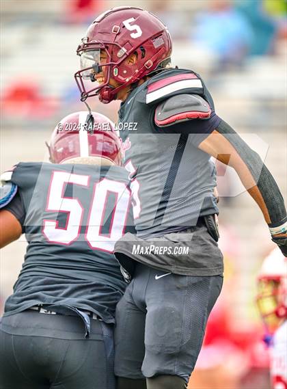 Thumbnail 2 in Memorial vs. Heights (UIL 6A D2 Football Bi-District) photogallery.
