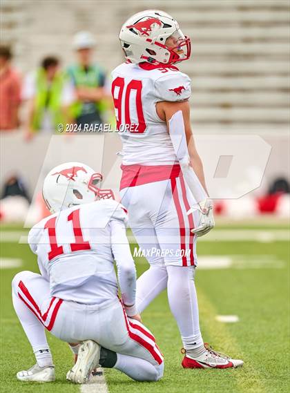 Thumbnail 2 in Memorial vs. Heights (UIL 6A D2 Football Bi-District) photogallery.