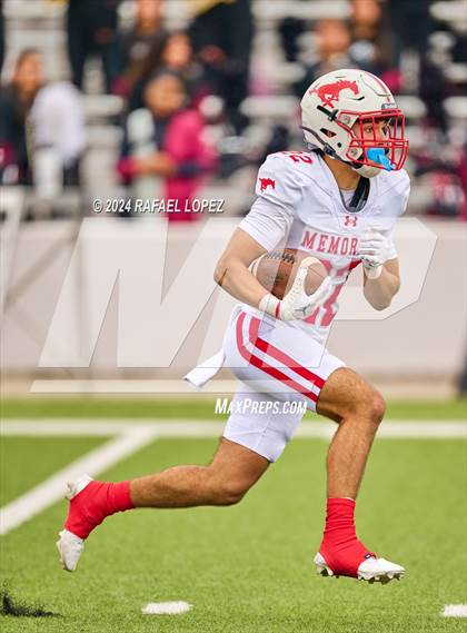 Thumbnail 2 in Memorial vs. Heights (UIL 6A D2 Football Bi-District) photogallery.