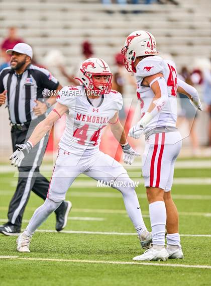 Thumbnail 3 in Memorial vs. Heights (UIL 6A D2 Football Bi-District) photogallery.