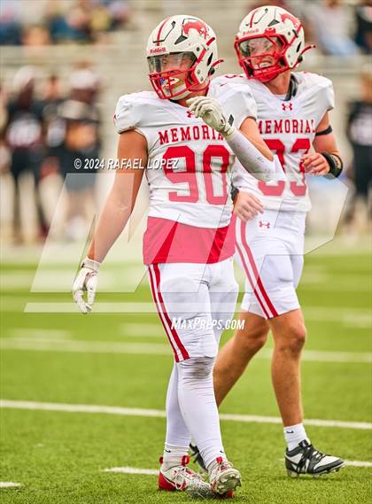 Thumbnail 1 in Memorial vs. Heights (UIL 6A D2 Football Bi-District) photogallery.