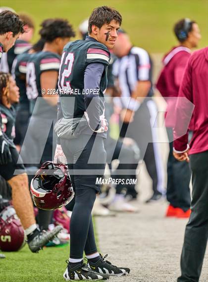 Thumbnail 1 in Memorial vs. Heights (UIL 6A D2 Football Bi-District) photogallery.