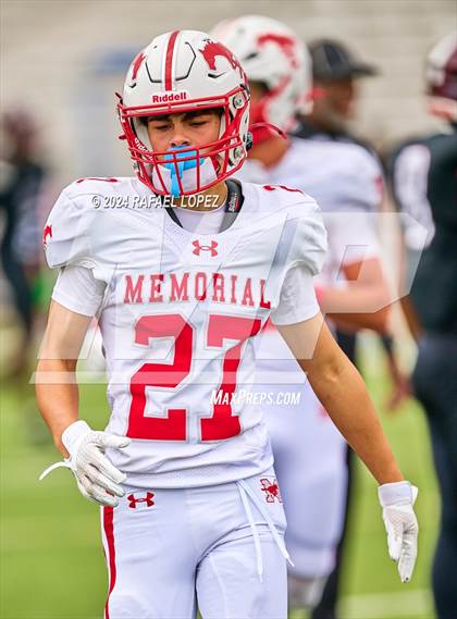 Thumbnail 1 in Memorial vs. Heights (UIL 6A D2 Football Bi-District) photogallery.