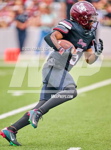 Thumbnail 2 in Memorial vs. Heights (UIL 6A D2 Football Bi-District) photogallery.