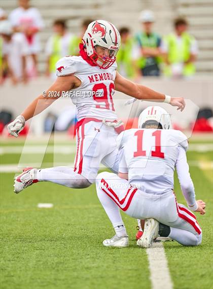 Thumbnail 3 in Memorial vs. Heights (UIL 6A D2 Football Bi-District) photogallery.