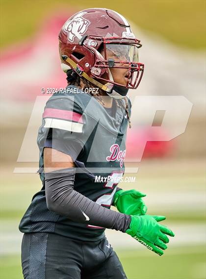 Thumbnail 3 in Memorial vs. Heights (UIL 6A D2 Football Bi-District) photogallery.