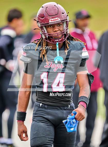 Thumbnail 3 in Memorial vs. Heights (UIL 6A D2 Football Bi-District) photogallery.