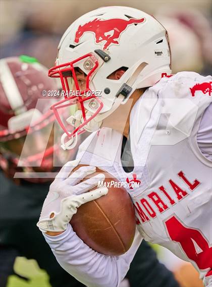 Thumbnail 1 in Memorial vs. Heights (UIL 6A D2 Football Bi-District) photogallery.