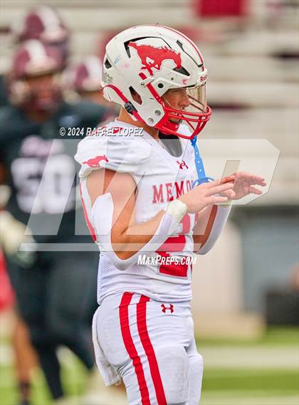 Thumbnail 3 in Memorial vs. Heights (UIL 6A D2 Football Bi-District) photogallery.