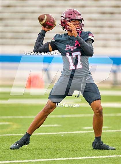 Thumbnail 2 in Memorial vs. Heights (UIL 6A D2 Football Bi-District) photogallery.
