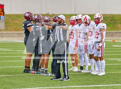 Thumbnail 2 in Memorial vs. Heights (UIL 6A D2 Football Bi-District) photogallery.