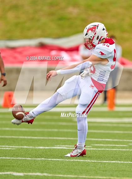 Thumbnail 2 in Memorial vs. Heights (UIL 6A D2 Football Bi-District) photogallery.