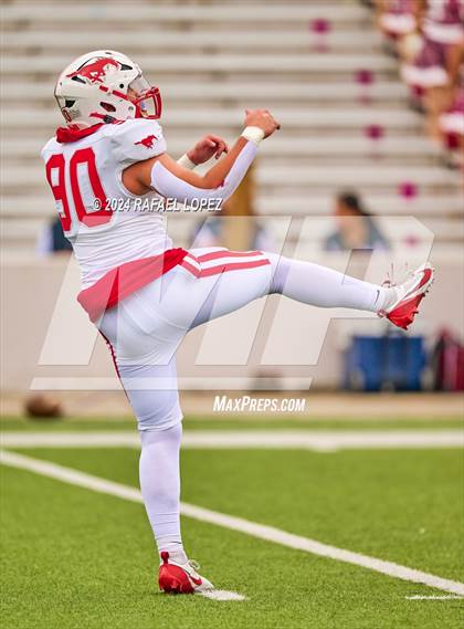 Thumbnail 2 in Memorial vs. Heights (UIL 6A D2 Football Bi-District) photogallery.