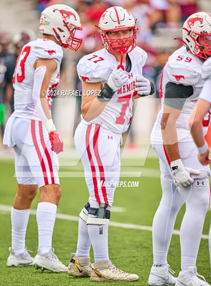 Thumbnail 2 in Memorial vs. Heights (UIL 6A D2 Football Bi-District) photogallery.