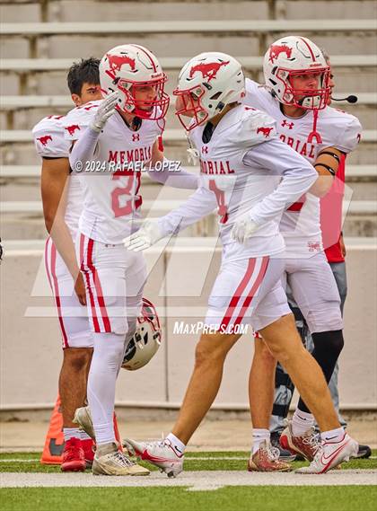 Thumbnail 3 in Memorial vs. Heights (UIL 6A D2 Football Bi-District) photogallery.