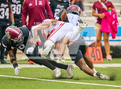Thumbnail 2 in Memorial vs. Heights (UIL 6A D2 Football Bi-District) photogallery.