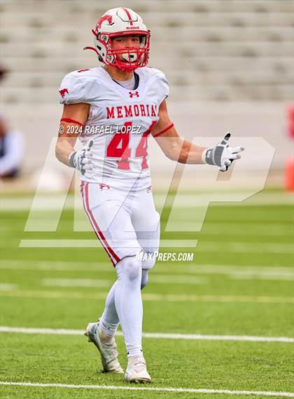 Thumbnail 2 in Memorial vs. Heights (UIL 6A D2 Football Bi-District) photogallery.