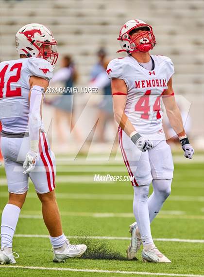 Thumbnail 1 in Memorial vs. Heights (UIL 6A D2 Football Bi-District) photogallery.