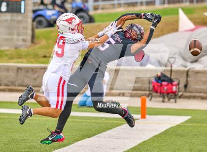 Thumbnail 3 in Memorial vs. Heights (UIL 6A D2 Football Bi-District) photogallery.