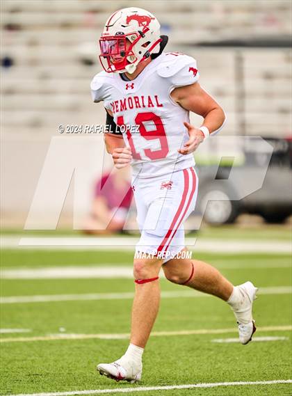 Thumbnail 1 in Memorial vs. Heights (UIL 6A D2 Football Bi-District) photogallery.