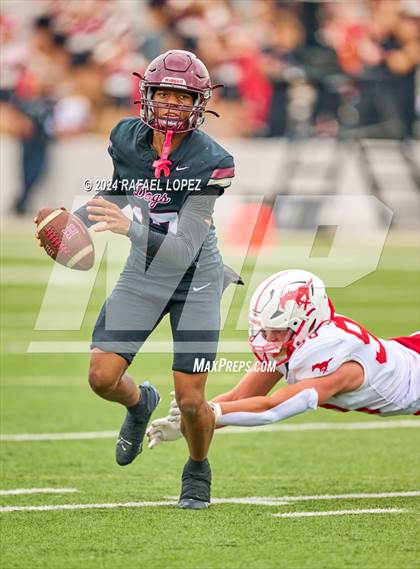Thumbnail 3 in Memorial vs. Heights (UIL 6A D2 Football Bi-District) photogallery.