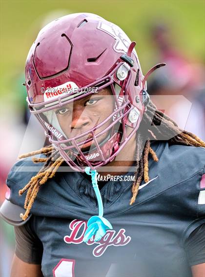 Thumbnail 2 in Memorial vs. Heights (UIL 6A D2 Football Bi-District) photogallery.