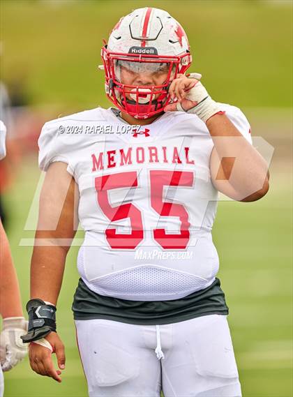 Thumbnail 2 in Memorial vs. Heights (UIL 6A D2 Football Bi-District) photogallery.