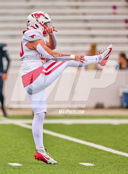 Thumbnail 1 in Memorial vs. Heights (UIL 6A D2 Football Bi-District) photogallery.