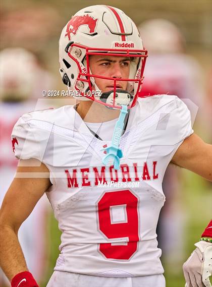 Thumbnail 3 in Memorial vs. Heights (UIL 6A D2 Football Bi-District) photogallery.