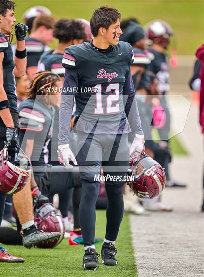 Thumbnail 3 in Memorial vs. Heights (UIL 6A D2 Football Bi-District) photogallery.