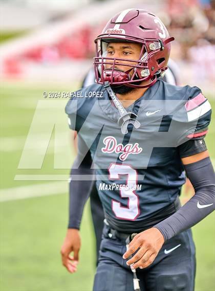 Thumbnail 2 in Memorial vs. Heights (UIL 6A D2 Football Bi-District) photogallery.