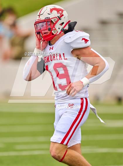 Thumbnail 2 in Memorial vs. Heights (UIL 6A D2 Football Bi-District) photogallery.