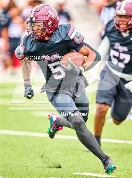 Thumbnail 2 in Memorial vs. Heights (UIL 6A D2 Football Bi-District) photogallery.