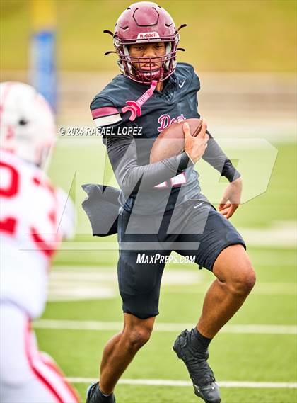 Thumbnail 2 in Memorial vs. Heights (UIL 6A D2 Football Bi-District) photogallery.
