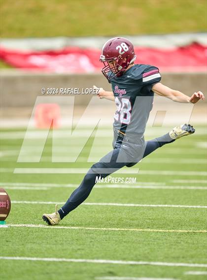 Thumbnail 2 in Memorial vs. Heights (UIL 6A D2 Football Bi-District) photogallery.