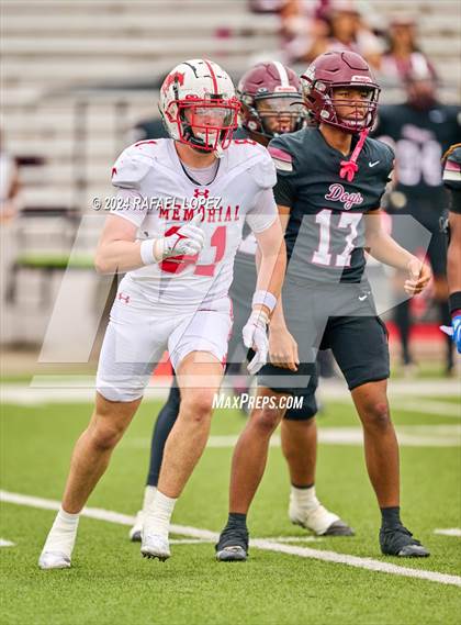 Thumbnail 3 in Memorial vs. Heights (UIL 6A D2 Football Bi-District) photogallery.