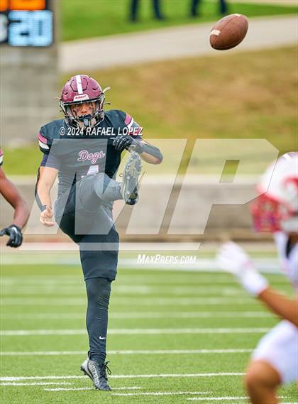 Thumbnail 3 in Memorial vs. Heights (UIL 6A D2 Football Bi-District) photogallery.