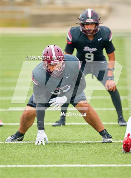 Thumbnail 2 in Memorial vs. Heights (UIL 6A D2 Football Bi-District) photogallery.