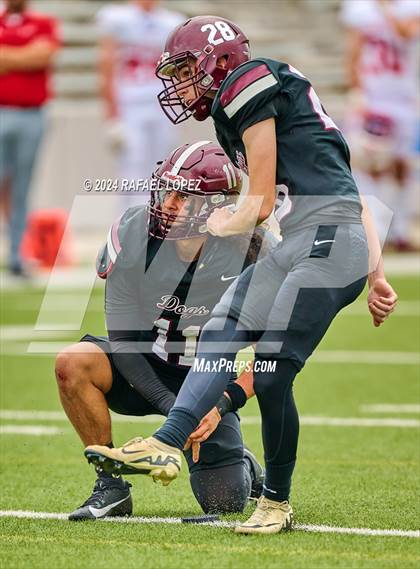 Thumbnail 2 in Memorial vs. Heights (UIL 6A D2 Football Bi-District) photogallery.