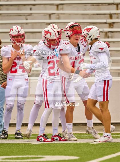 Thumbnail 1 in Memorial vs. Heights (UIL 6A D2 Football Bi-District) photogallery.