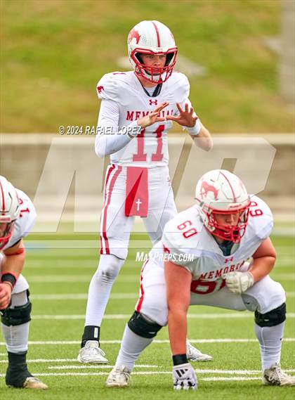Thumbnail 1 in Memorial vs. Heights (UIL 6A D2 Football Bi-District) photogallery.