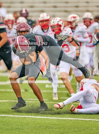 Thumbnail 2 in Memorial vs. Heights (UIL 6A D2 Football Bi-District) photogallery.