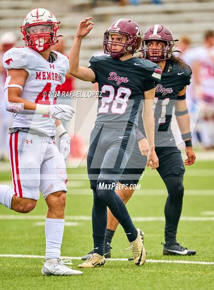 Thumbnail 3 in Memorial vs. Heights (UIL 6A D2 Football Bi-District) photogallery.