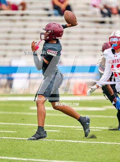 Thumbnail 1 in Memorial vs. Heights (UIL 6A D2 Football Bi-District) photogallery.