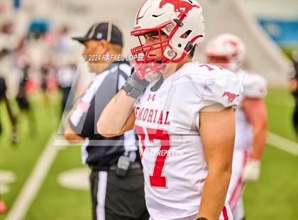 Thumbnail 1 in Memorial vs. Heights (UIL 6A D2 Football Bi-District) photogallery.