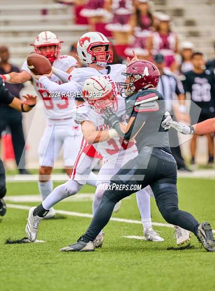 Thumbnail 3 in Memorial vs. Heights (UIL 6A D2 Football Bi-District) photogallery.