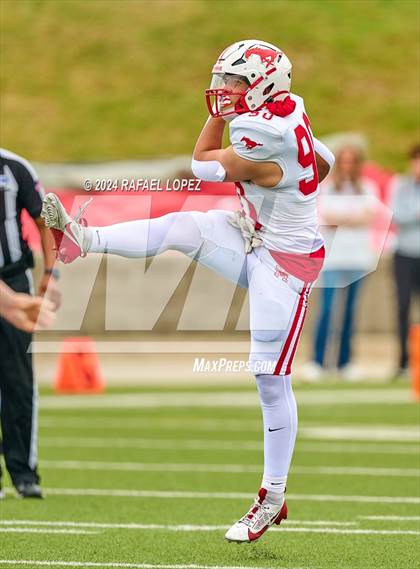 Thumbnail 3 in Memorial vs. Heights (UIL 6A D2 Football Bi-District) photogallery.